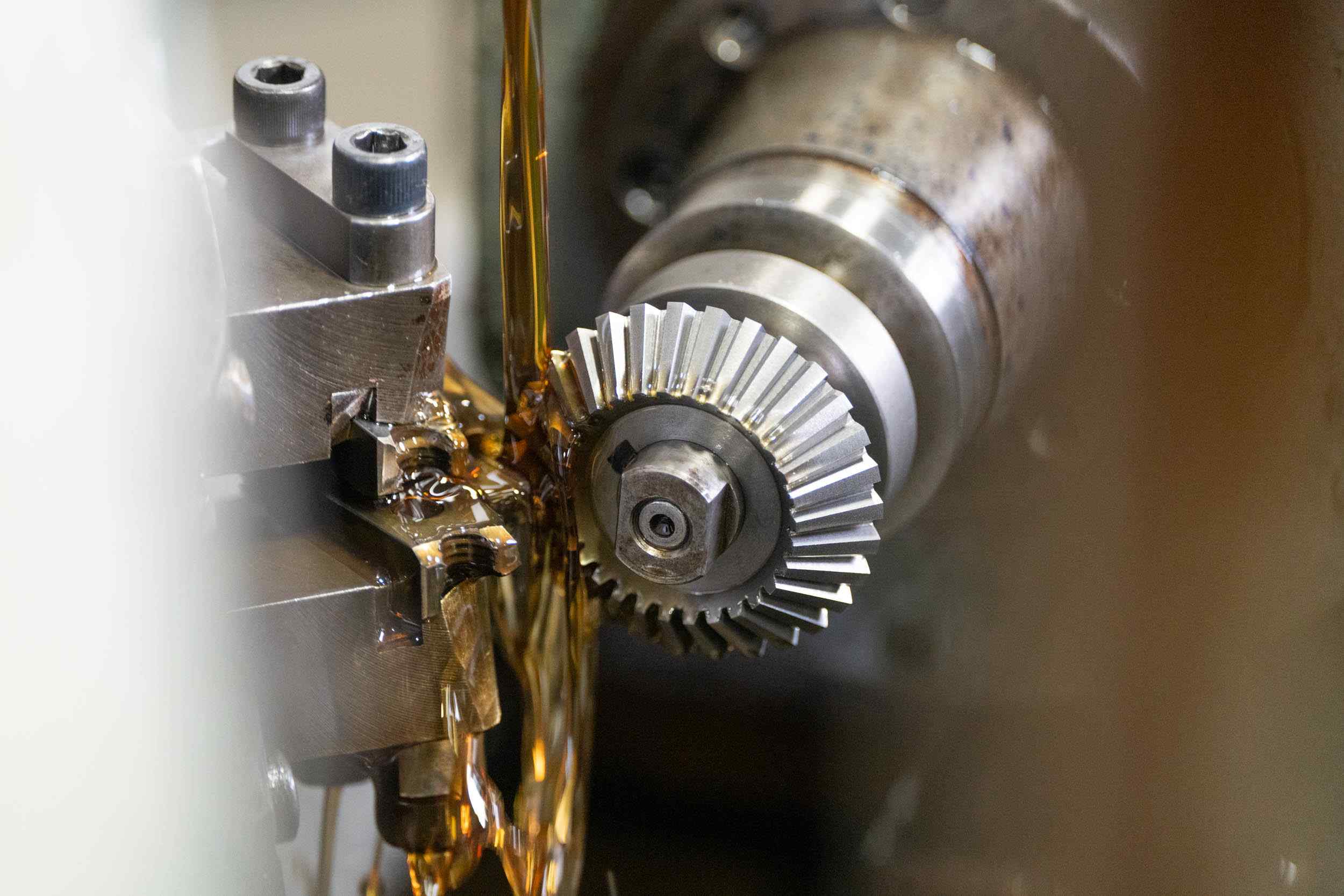 designing gears with considering how the lubricant reaches the contact zone